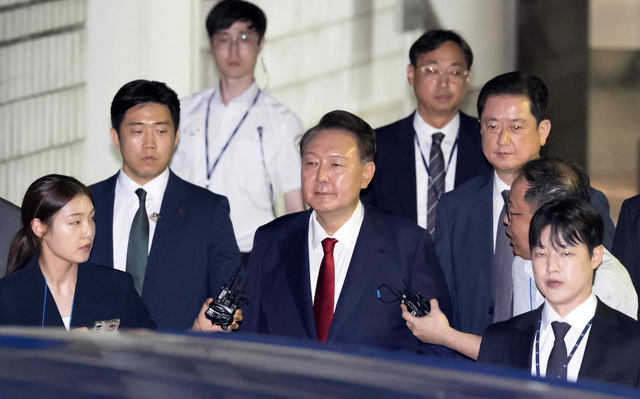 一周拒捕两次，10个壮汉都制不住，韩国前总统尹锡悦彻底丢掉了自己的体面，现场究竟有多夸张？