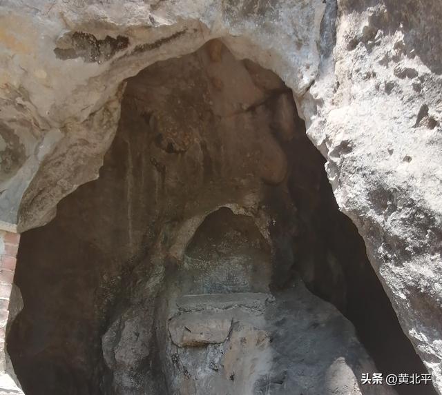 广西百色平果市四塘镇的公路边有文保级石刻，洞内还有很多金坛