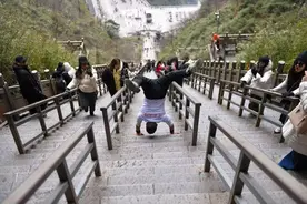 倒立攀登张家界天门山999阶天梯第一人！摔倒了上百次，5小时登顶图片