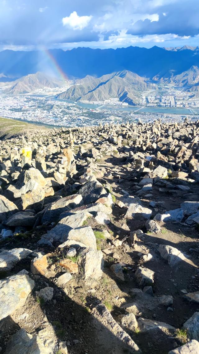 爬拉萨哲蚌寺后山，从海拔3600米到山顶5300米，上下20公里