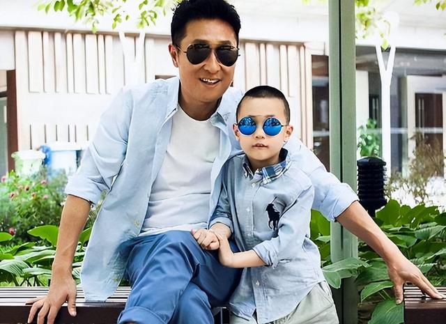 晚节不保？曝56岁林永健摸宋祖儿手还拍大腿，网友：难怪她能复出