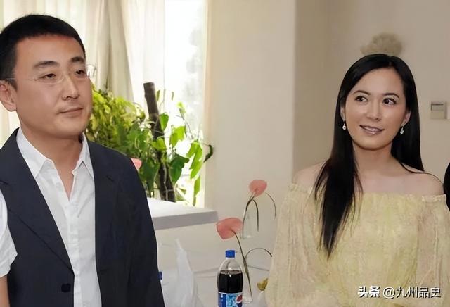 至今未婚未育，身边却有男人陪了近20年！54岁的她才是真人间清醒