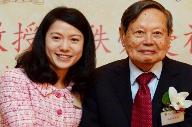 杨振宁去世，全网沉痛悼念！49岁翁帆无儿无女，她何去何从？
