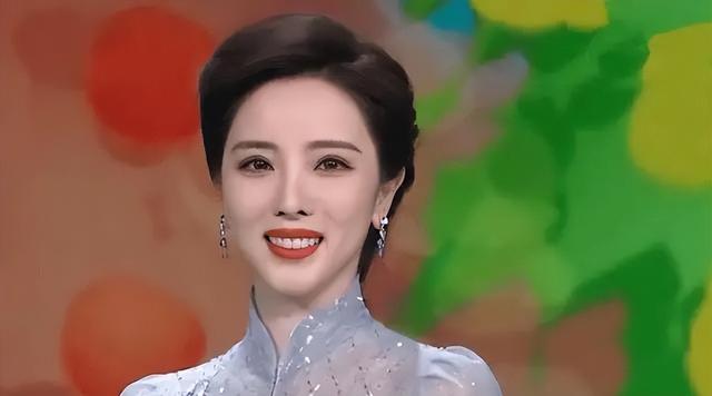 落地的凤凰不如鸡？看离开央视为钱奔波的李思思，真叫康辉说对了