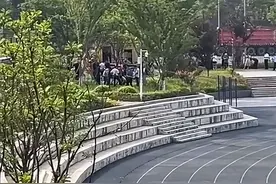 掉进化粪池遇难的男生今年读大一，同学：听说化粪池用木板盖住，没有标识图片