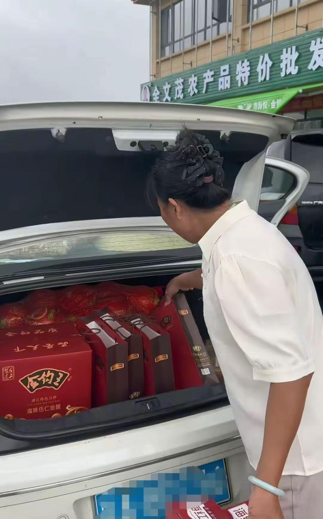 全红婵妈妈回爷奶家送礼，翡翠项链手镯都摘下来了，骑电车很朴素