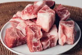 聪明人买猪骨头，专挑这两个部位，肉多骨少，价格比精排便宜一半图片