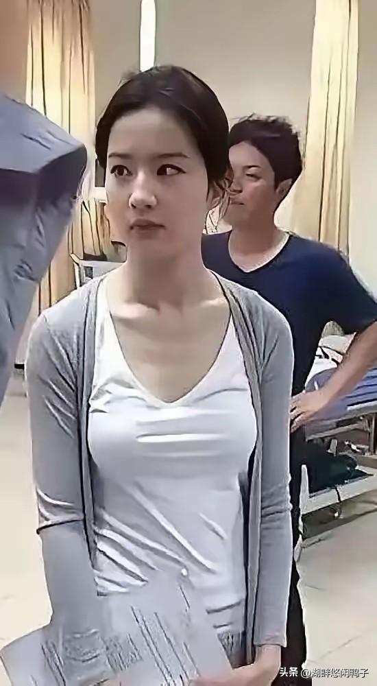 我的天！刘亦菲真人竟然长这样？素颜我直接看傻了