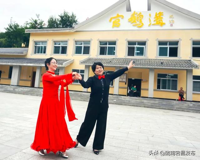 宕昌: 银发映丹霞 歌舞助文旅