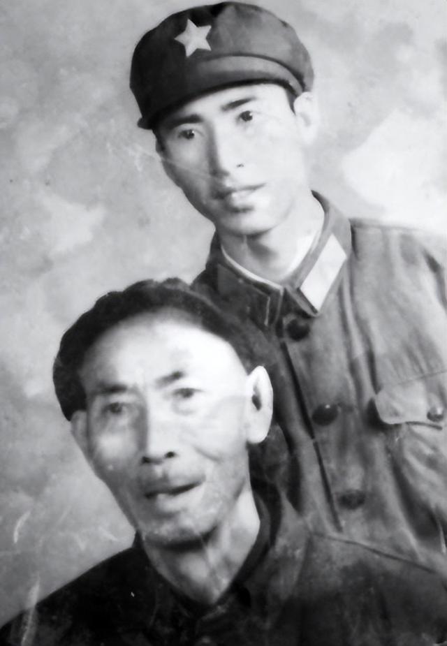 老人在北京军博偷摸文物被制止，他却语出惊人：我背它走完的长征