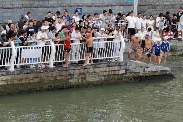 与众不同的天津，去津门故里泡相声茶馆，到狮子林桥看大爷跳水