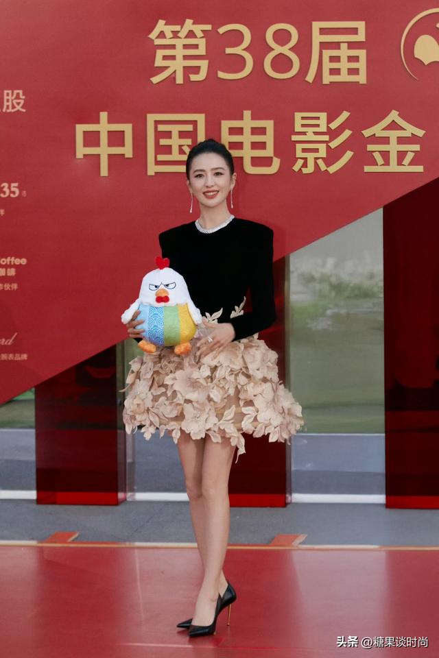 42岁的佟丽娅，身穿“繁华落叶裙”出席金鸡百花电影节，好美呀