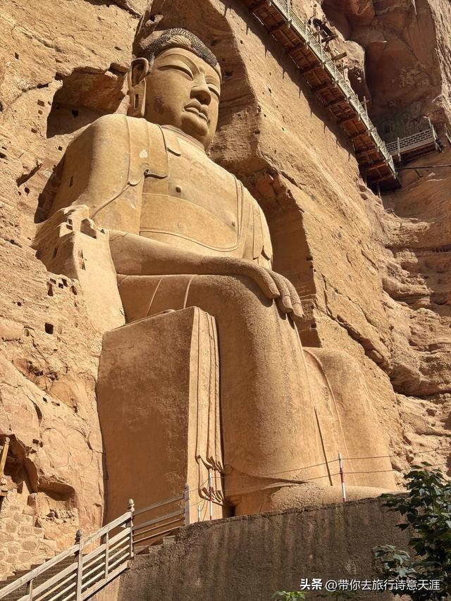 炳灵寺石窟造像跨越千年，石雕泥塑共有，佛道共存