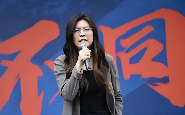 不装了？面对解放军武力夺台，郑丽文语出惊人，喊出“武力保台”