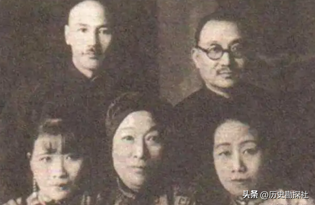 这就是蒋介石父母的真实样貌，其父外号“埠头黄鳝”，罕见老照片