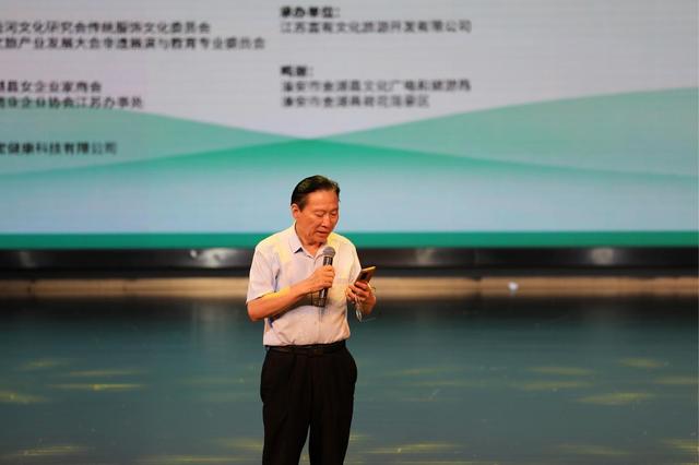 万亩荷田绽芳华 华服雅韵贺八一