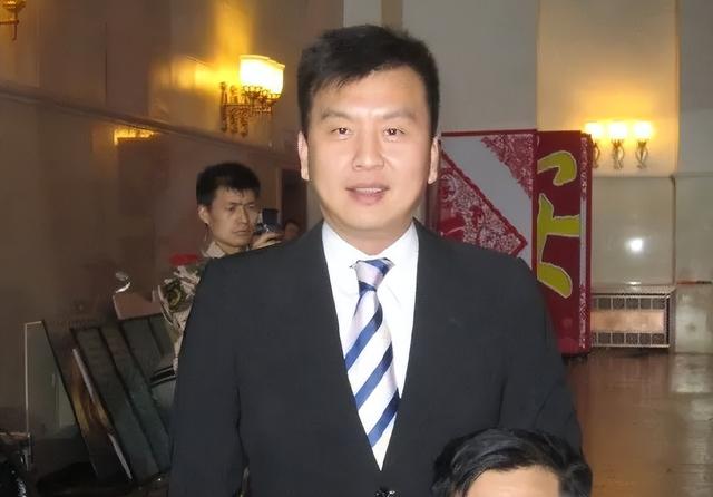 央视主持人张泽群:55岁才当父亲	，妻子跑了儿子丢了，今孤身一人