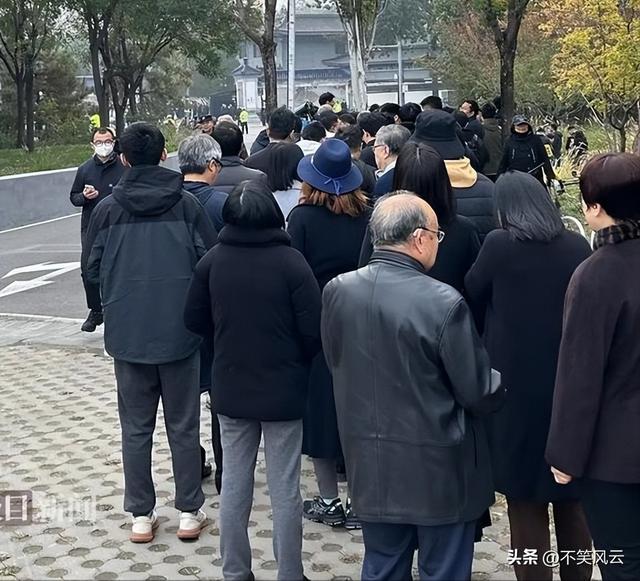 杨振宁葬礼现场盖国旗，多位大佬现身，捧遗像的年轻人身份引猜测