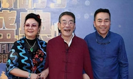 杨议被曝让正妻小三同吃住，带私生子回家，败光杨少华最后的体面
