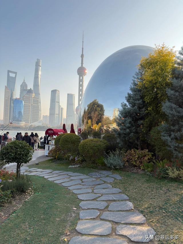 在北外滩，与圣诞和黄浦江撞个满怀