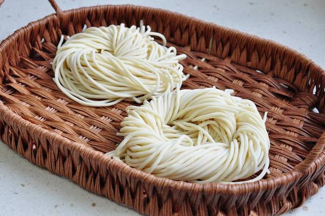 我国癌症高发，都是包子惹的祸？提醒：3种食物才是“含铝大户”