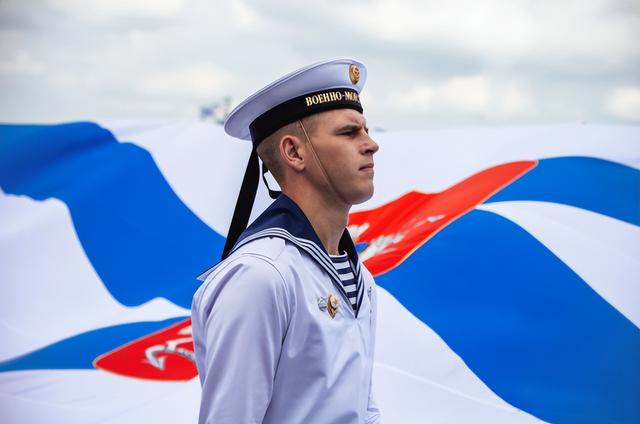 乌军创造历史：基洛级潜艇遭“一发入魂”，解放军才是高端玩家