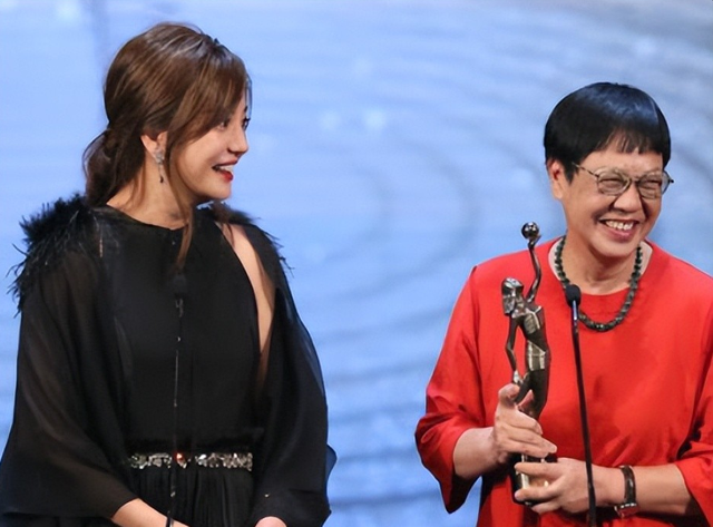 封杀四年，49岁赵薇突传消息，因胃癌去世传闻5个月前就真相大白