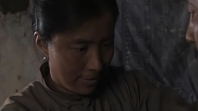 戏里又土又丑，戏外却是气质美女，“妈妈专业户”迟蓬让人敬佩