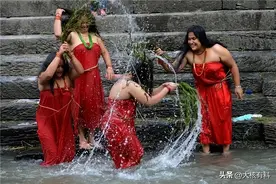 尼泊尔有多开放？美女当街洗澡，允许同性婚姻，女孩至少3个老公图片