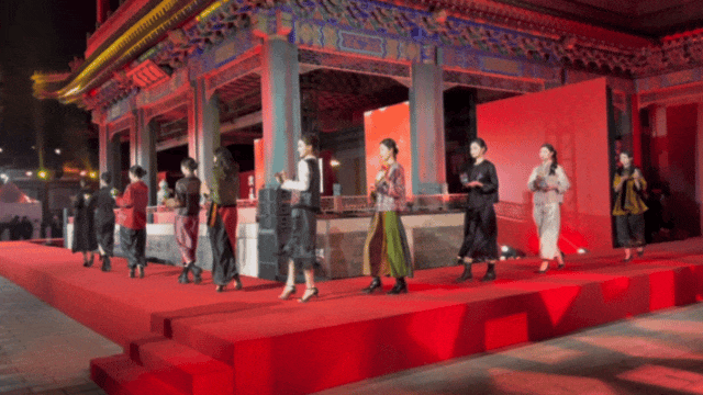 “溜达”着看表演！颐和园里上演“奇妙夜”