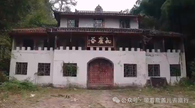 重庆山谷中荒废的景区，杂草丛生空无一人，探险者忠告别一个人来