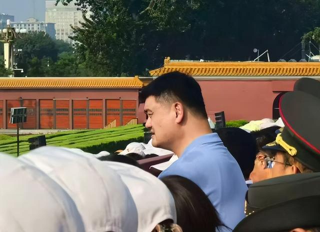 九三阅兵现场：霍启刚姚明同框，体育天团好兴奋，雷军3点去排队