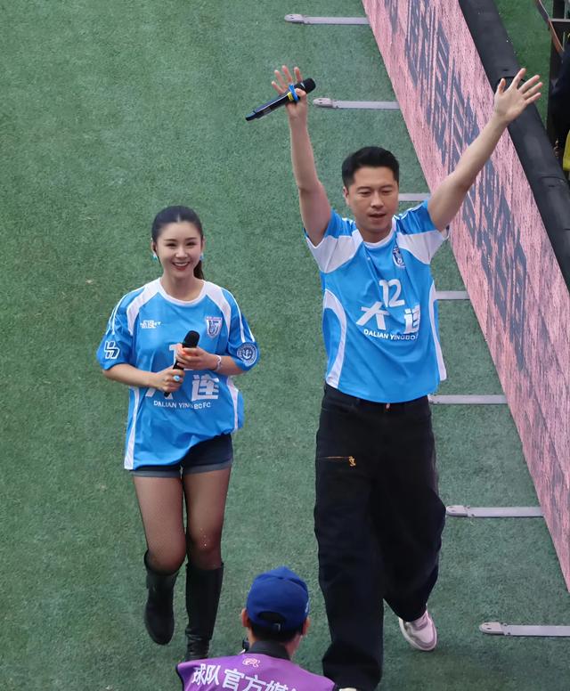 40岁李小萌和王雷带娃匈牙利度假，屁股大，腰细很多，身材十分好