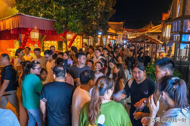 国庆假期首日，浙江象山影视城被挤爆了！游客：低估了夜游的魅力