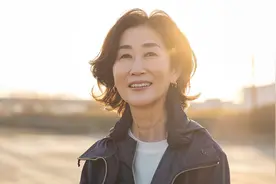 我照顾瘫痪父亲多年，出差让弟弟替我一月被拒，父亲的话让我泪崩图片