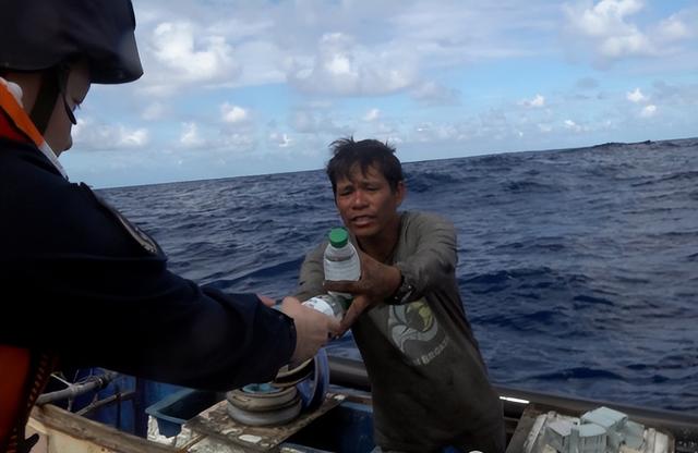 自己人被困72小时，菲方不闻不问，中国海军出手，打了马科斯的脸