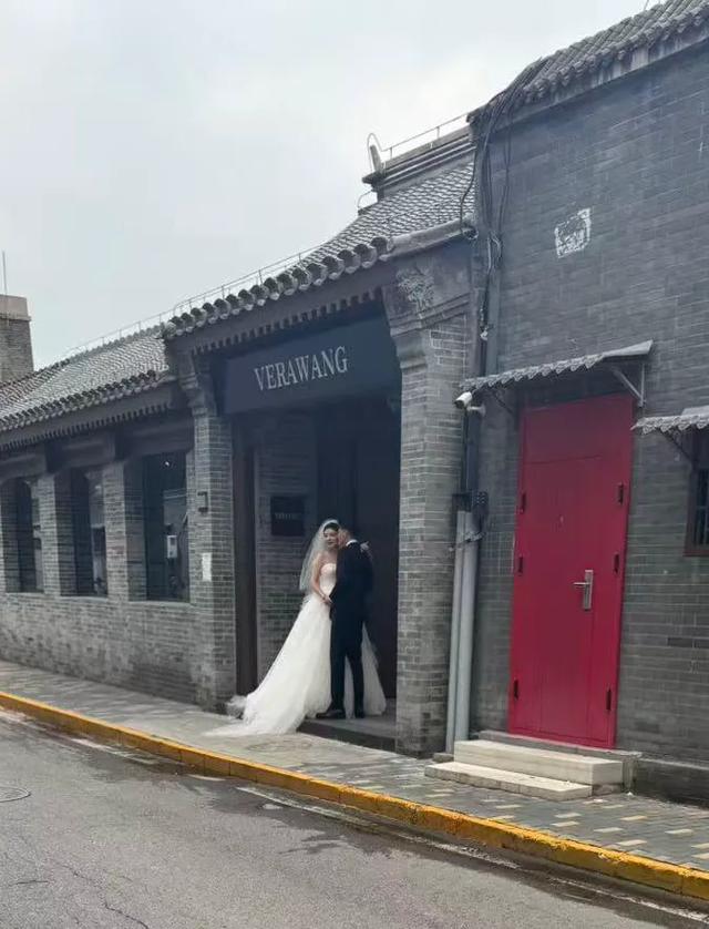 京遇甜蜜瞬间:徐冬冬与尹子维试婚纱揭秘