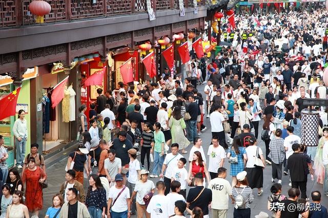 2025年国庆假期旅游：日均超2亿人次出行，国内热门景区TOP10公布