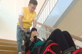 只需一个电话解决老人出行不便难题 无障碍出行服务为“悬空老人”铺平出行路图片