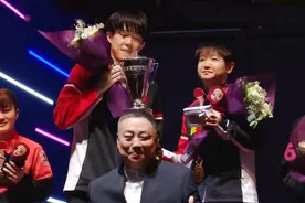 刘国梁为王楚钦孙颖莎颁发世乒赛混双冠军奖杯，国歌嘹亮国旗鲜艳图片