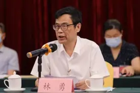 专家建议允许不合适的公务员辞职引发网友热议图片