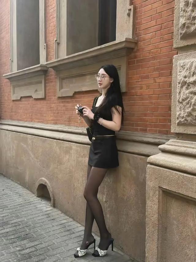 击剑运动员秦雪为什么喜欢穿黑丝啊？她大腿挺粗的！