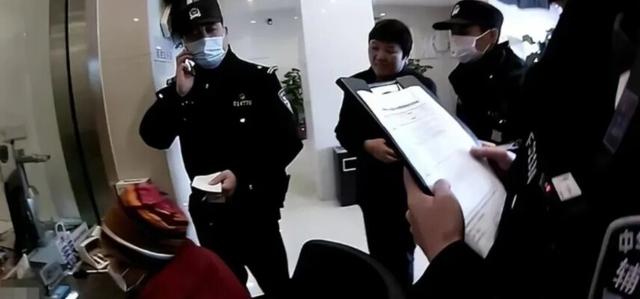 商丘36岁银行女经理家中自缢:丈夫已死	，储户赔偿难，银行不担责