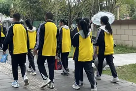 学校要求“发不过指”，不剪短不能上课 学生质疑：这样的规定合理吗？图片
