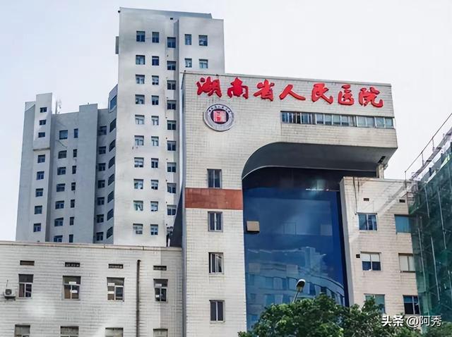 医院回应，卫健委通报。当事人已报警，副院长和女医生难逃处分