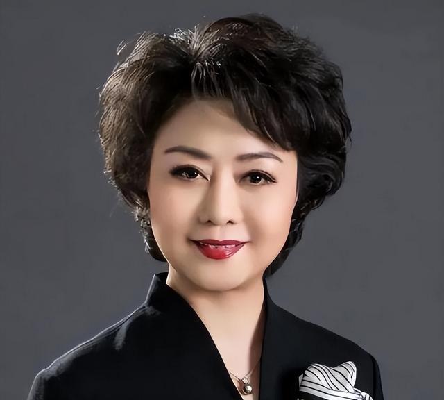 59岁李胜素：她不要丈夫、不要孩子，却活成了最让人羡慕的女人
