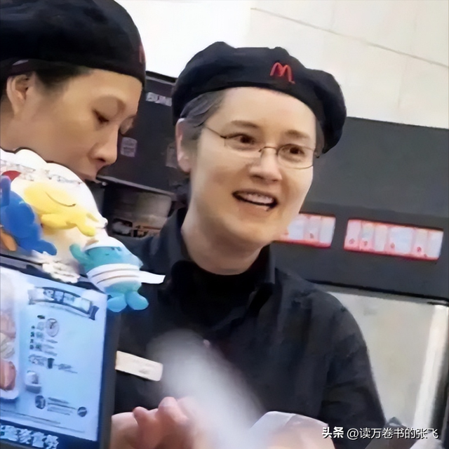 她认干爹，拍风月片，被导演霸王硬上弓，靠山去世后沦为服务员