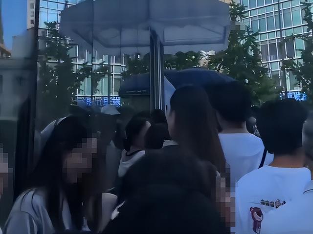 上海某潮牌店前最触目惊心的一幕：病态现象，祸害了多少中国女性