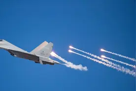 央视公开真实影像：外机垂直90度冲闯中国领海！歼16发射干扰弹！图片