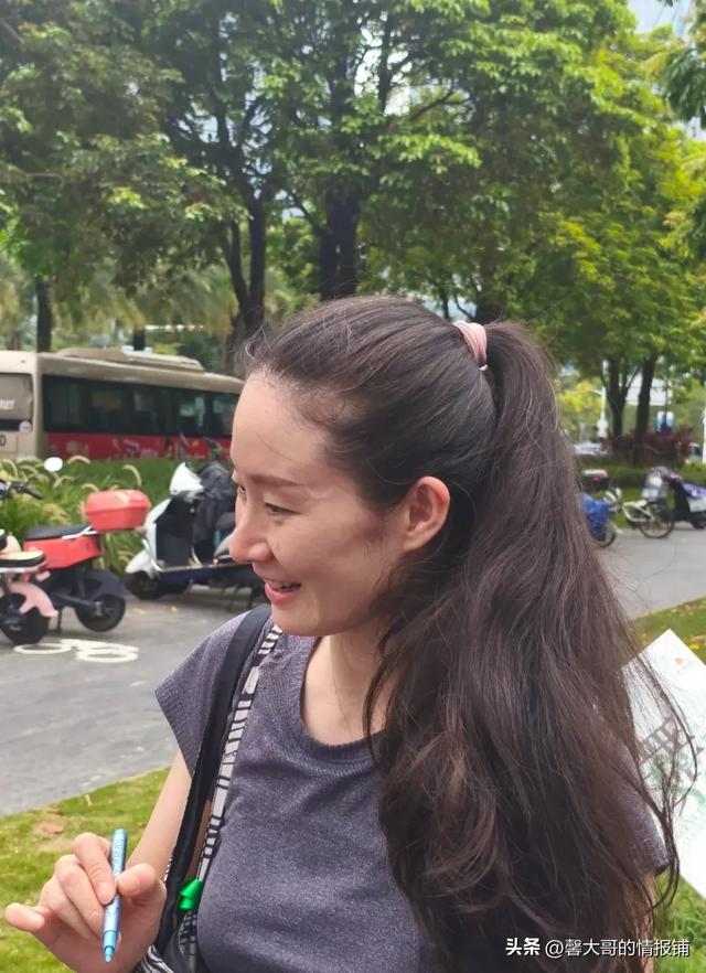 王小蒙扮演者王亚彬素颜被粉丝偶遇，她有白发了，自然老去很美